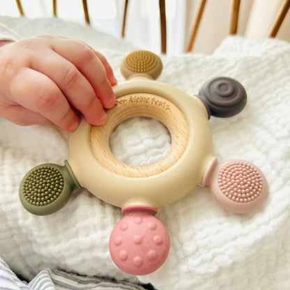 Sensorischer Beißring aus Holz und Silikon