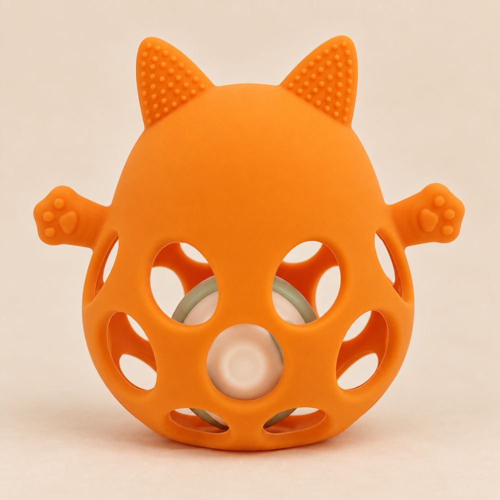 Beißfuchs mit Rasselball